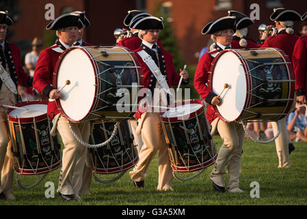 WASHINGTON DC, USA – das Fife and Drum Corps der US Army, gekleidet in Uniformen aus der Zeit des Unabhängigkeitskriegs, tritt während des Army Twilight Tattoo in der Joint Base Myer-Henderson Hall auf. Die Musiker spielen traditionelle Fünfzigern und Trommeln und demonstrieren historische Militärmusik als Teil dieses kostenlosen öffentlichen Wettbewerbs, der die Geschichte und Traditionen der US-Armee darstellt. Stockfoto