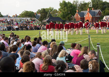 Die US Army Fife and Drum Corps Twilight Tattoo Washington DC / WASHINGTON DC — das Fife and Drum Corps der US Army, gekleidet in Uniformen aus der Zeit des Unabhängigkeitskriegs, tritt während des Army Twilight Tattoo in der Joint Base Myer-Henderson Hall auf. Die Musiker spielen traditionelle Fünfzigern und Trommeln und demonstrieren historische Militärmusik als Teil dieses kostenlosen öffentlichen Wettbewerbs, der die Geschichte und Traditionen der US-Armee darstellt. Stockfoto
