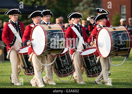 WASHINGTON DC, USA – das Fife and Drum Corps der US Army, gekleidet in Uniformen aus der Zeit des Unabhängigkeitskriegs, tritt während des Army Twilight Tattoo in der Joint Base Myer-Henderson Hall auf. Die Musiker spielen traditionelle Fünfzigern und Trommeln und demonstrieren historische Militärmusik als Teil dieses kostenlosen öffentlichen Wettbewerbs, der die Geschichte und Traditionen der US-Armee darstellt. Stockfoto