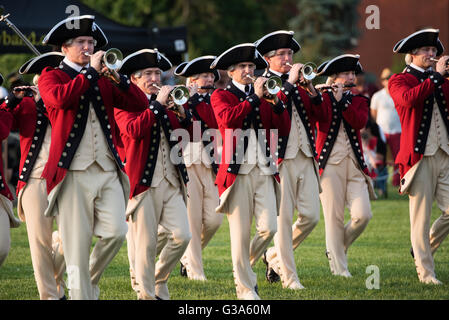 WASHINGTON DC, USA – das Fife and Drum Corps der US Army, gekleidet in Uniformen aus der Zeit des Unabhängigkeitskriegs, tritt während des Army Twilight Tattoo in der Joint Base Myer-Henderson Hall auf. Die Musiker spielen traditionelle Fünfzigern und Trommeln und demonstrieren historische Militärmusik als Teil dieses kostenlosen öffentlichen Wettbewerbs, der die Geschichte und Traditionen der US-Armee darstellt. Stockfoto