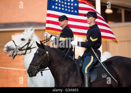 ARLINGTON Virginia – Soldaten des 3. US-Infanterieregiments The Old Guard Caisson Platoon, einschließlich eines Flaggenträgers, nehmen an der Twilight Tattoo Performance der US Army teil. Dieser kostenlose öffentliche Militärwettbewerb findet auf dem Gelände der Joint Base Myer-Henderson Hall in Arlington, Virginia, statt. Die Veranstaltung zeigt die Präzision und Disziplin der zeremoniellen Einheiten der US-Armee. Es enthält Elemente der Old Guard und der US Army Band Pershing, die militärische Traditionen hervorheben. Stockfoto