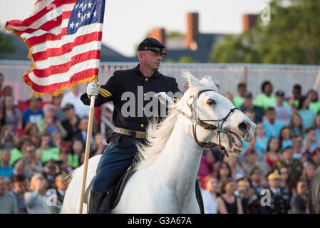 WASHINGTON DC, USA – die Twilight Tattoo-Performance der US Army findet auf dem Gelände der Joint Base Myer-Henderson Hall in Arlington, Virginia statt. Dieser kostenlose, öffentliche Militärwettbewerb zeigt die Präzision und Disziplin der Zeremonialeinheiten der US-Armee, einschließlich des 3. US-Infanterieregiments (The Old Guard) und der US-Army-Band „Pershing's Own“. Stockfoto