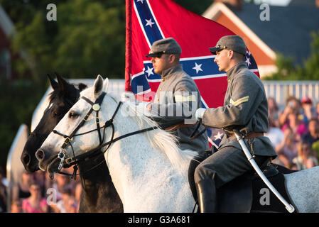 US Army Twilight Tattoo Joint Base Myer Henderson Hall Arlington Virginia / ARLINGTON, Virginia — Confederate Reenactors auf dem Pferd, die eine konföderierte Schlachtflagge aus dem Amerikanischen Bürgerkrieg (1861–1865) tragen, werden während einer historischen Demonstration in der Joint Base Myer-Henderson Hall gesehen. Diese militärische Installation in Arlington, Virginia, ist Schauplatz verschiedener öffentlicher Veranstaltungen. Das Twilight Tattoo der US Army, ein kostenloser öffentlicher Militärwettbewerb, der die Präzision von Zeremonialeinheiten der US-Armee wie dem 3. US-Infanterieregiment (The Old Guard) und der US-Army-Band Pershing's Own zeigt, ist ebenfalls Teil der US Army Stockfoto