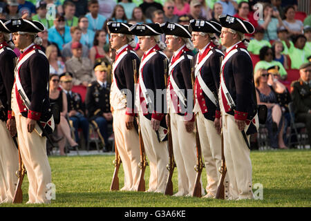 WASHINGTON DC, USA – die Twilight Tattoo-Performance der US Army findet auf dem Gelände der Joint Base Myer-Henderson Hall in Arlington, Virginia statt. Dieser kostenlose, öffentliche Militärwettbewerb zeigt die Präzision und Disziplin der Zeremonialeinheiten der US-Armee, einschließlich des 3. US-Infanterieregiments (The Old Guard) und der US-Army-Band „Pershing's Own“. Stockfoto