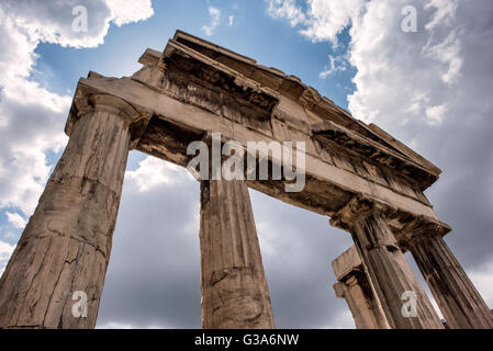 ATHEN, Griechenland — ATHEN, Griechenland — das Tor der Athena Archegetis wurde von Julius Cäsar und Augustus geschenkt und im Jahr 11–10 v. Chr. eingeweiht. Es bildet das Westtor der antiken Agora. Erbaut zwischen 19 v. Chr. und 11 v. Chr., war die römische Agora das Handelszentrum des antiken Athen. Es hatte ein großes rechteckiges Gebäude mit einem offenen Innenhof, umgeben von Geschäften, Lagerräumen und Büros. Die Ruinen der römischen Agora stehen im Zentrum von Athen, Griechenland. Dieser alte Marktplatz wurde im 1. Jahrhundert v. Chr. erbaut und verfügt über den gut erhaltenen Turm der Winde, einen achteckigen Marmorturm, der einst als Zeit diente Stockfoto