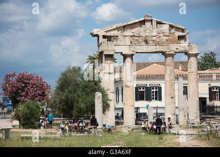 ATHEN, Griechenland — ATHEN, Griechenland — das Tor der Athena Archegetis wurde von Julius Cäsar und Augustus geschenkt und im Jahr 11–10 v. Chr. eingeweiht. Es bildet das Westtor der antiken Agora. Erbaut zwischen 19 v. Chr. und 11 v. Chr., war die römische Agora das Handelszentrum des antiken Athen. Es hatte ein großes rechteckiges Gebäude mit einem offenen Innenhof, umgeben von Geschäften, Lagerräumen und Büros. Die Ruinen der römischen Agora stehen im Zentrum von Athen, Griechenland. Dieser alte Marktplatz wurde im 1. Jahrhundert v. Chr. erbaut und verfügt über den gut erhaltenen Turm der Winde, einen achteckigen Marmorturm, der einst als Zeit diente Stockfoto