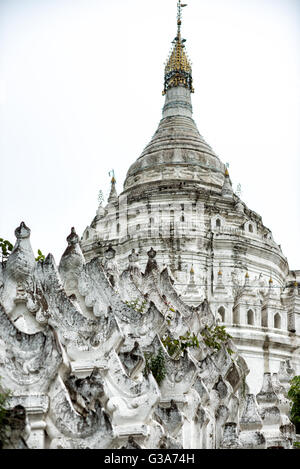 MINGUN, Myanmar (Birma) – die 1816 erbaute Hsinbyume-Pagode befindet sich in Mingun, nicht weit von Mandalay, und wurde nach dem buddhistischen mythologischen Berg Mount Meru entworfen. Es verfügt über 7 Stufen unverwechselbarer und einzigartiger weißer Wellen. Stockfoto