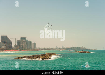 Israel, Tel Aviv - Jaffa, traditionellen Airshow oberhalb der Stadt am Independence Day - Yom haatsmatout Stockfoto