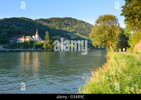 Kirche Sankt Nikola an der Donau und Wanderer, Donau, St. Nikola ein der Donau, Oberösterreich, Oberösterreich, Österreich Stockfoto