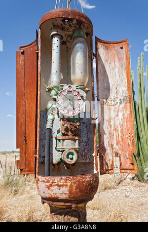 alte rostige Zapfsäule, Tankstelle in Namibia Stockfoto