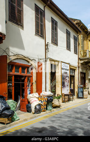 Restaurant in einer Straße im nördlichen Nikosia, Hauptstadt von Nord-Zypern. Stockfoto