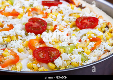 Nahaufnahme von rohem hausgemachte vegetarische Pizza am Küchentisch, rohe Pizza. Stockfoto