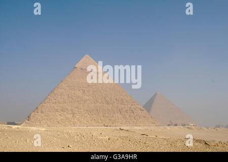 Pyramide des Chephren (Chephren) und große Pyramide von Gizeh (Cheops-Pyramide), Giza, Ägypten Stockfoto