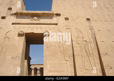 Pylon des Tempels von Horus in Edfu, Ägypten Stockfoto