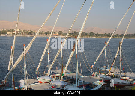 Luxor, Feluken am Ufer des Nil, Luxor, Ägypten Stockfoto