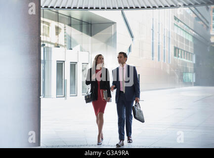 Unternehmen Unternehmer und Unternehmerin zu Fuß außerhalb Gebäude Stockfoto