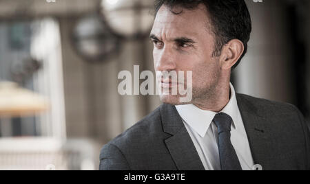 Nachdenklich corporate Geschäftsmann wegsehen hautnah Stockfoto
