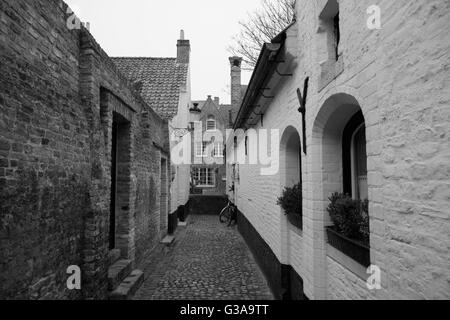 Eine alte Kopfsteinpflaster aus Moerstraat, mit Armenhaus "Vette Vispoort", aus dem Jahre 1434, in Brügge, West-Flandern, Belgien Stockfoto