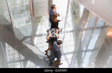 Firmenkundengeschäft Passanten in modernen lobby Stockfoto