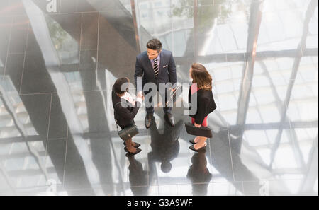 Corporate Business-Leute sprechen im modernen Büro lobby Stockfoto