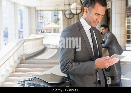 Corporate Geschäftsmann mit digitalen Tablet im freien Stockfoto