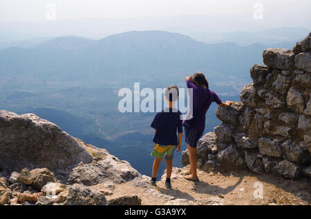 Château de Quéribus, Aude, Occitanie, Frankreich: zwei Kinder blicken auf einen fernen Blick und einem steilen Abfall.  MODEL RELEASED Stockfoto