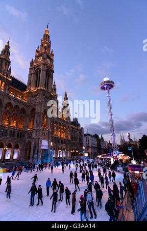 Rathaus mit Eisbahn "Wiener Eistraum" und Suche Stadt Skyliner, Österreich, Wien, 01., Wien, Wien Stockfoto