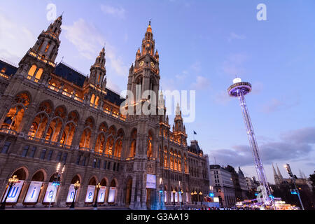 Rathaus mit Eisbahn "Wiener Eistraum" und Suche Stadt Skyliner, Österreich, Wien, 01., Wien, Wien Stockfoto