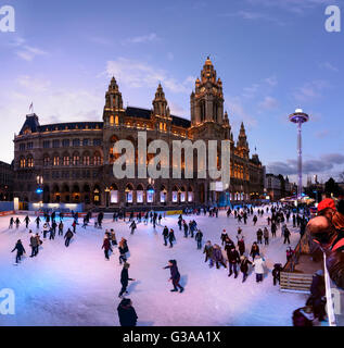 Rathaus mit Eisbahn "Wiener Eistraum" und Suche Stadt Skyliner, Österreich, Wien, 01., Wien, Wien Stockfoto