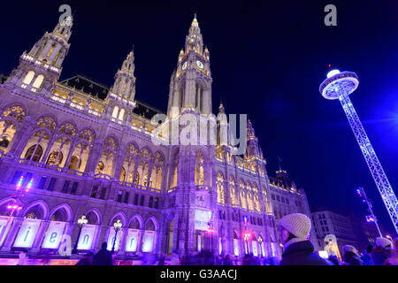 Rathaus mit Eisbahn "Wiener Eistraum" und Suche Stadt Skyliner, Österreich, Wien, 01., Wien, Wien Stockfoto