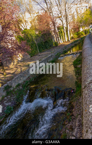 Kleine Wasserkanal durchquert die Stadt Cuenca, Spanien