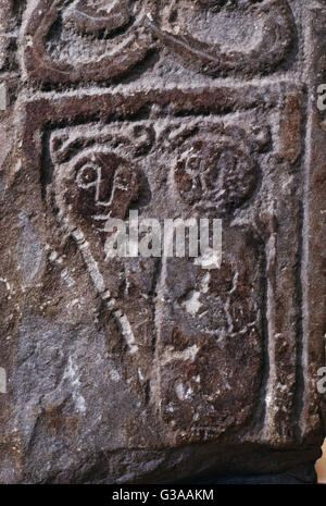 Fund Priory Museum, Wigtown: Detail eines Panels auf eine gebrochene C10th Northumbrian Kreuz Welle (5) zeigt zwei stehen Zahlen möglicherweise Heiligen. Stockfoto