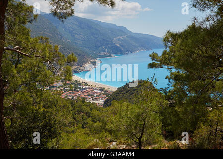 Erhöhten Blick Ölüdeniz und Belcekiz Strand aus den umliegenden Bergen in der Türkei. Stockfoto