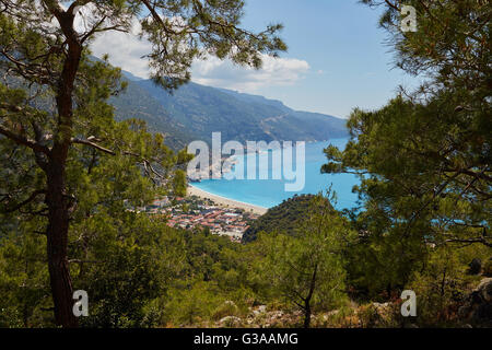 Erhöhten Blick Ölüdeniz und Belcekiz Strand aus den umliegenden Bergen in der Türkei. Stockfoto