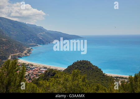 Erhöhten Blick Ölüdeniz und Belcekiz Strand aus den umliegenden Bergen in der Türkei. Stockfoto