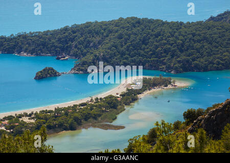 Die blaue Lagune und Belcekiz Beach in Ölüdeniz nahe Fethiye in der Türkei. Stockfoto