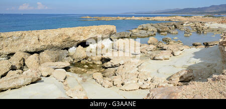 Mittelmeer-Küste am Kap Drepanon, Agios Georgios, Pegeia, Zypern Stockfoto