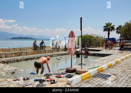 Menschen, die ein Schlammbad, Therme am See Koycegiz, Sultaniye, in der Nähe von Dalyan, Provinz Mugla, Türkei. Stockfoto