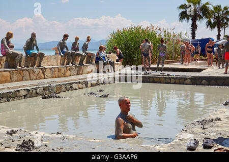 Menschen, die ein Schlammbad, Therme am See Koycegiz, Sultaniye, in der Nähe von Dalyan, Provinz Mugla, Türkei. Stockfoto