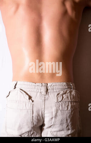 Ein Männchen zurück in ein Massagestudio. Stockfoto