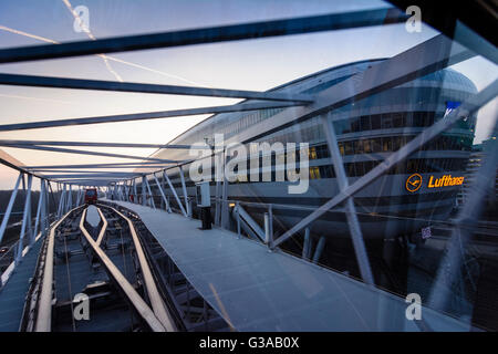 Bürogebäude "The Squaire" am Frankfurter Flughafen (größte Bürogebäude Deutschlands) mit Seilbahn "Squaire - Metro, Keim Stockfoto