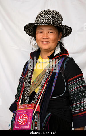 Eine junge Frau trägt einen Tracht Hmong in Sapa, Provinz Lao Cai, Vietnam Stockfoto