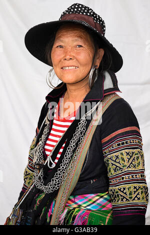 Eine Frau mittleren Alters, die in einem traditionellen Hmong-Kostüm in Sapa, Provinz Lao Cai, Vietnam Stockfoto