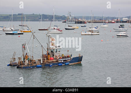 Besatzung eines Schiffes Hafen Meister bei der Arbeit in Falmouth Docks, Bestandteil der tiefste natürliche Hafen in Westeuropa Stockfoto