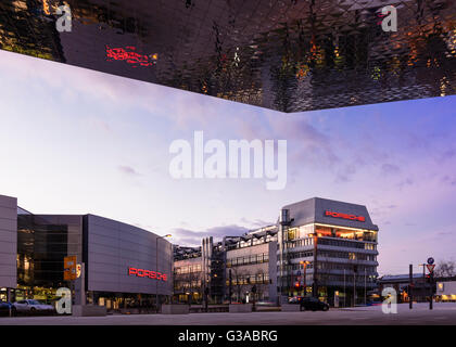 Porsche Museum (niedrigere Dach), Sitz der Porsche und Porsche-Werk in Zuffenhausen, Deutschland, Baden-Württemberg, Region Stutt Stockfoto