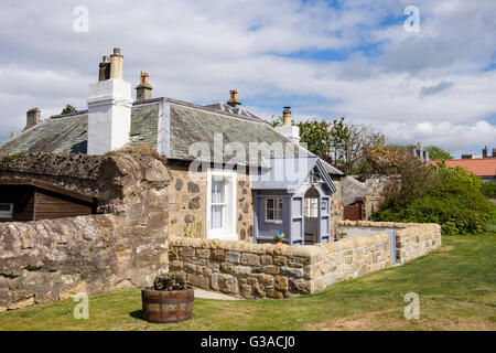 Malerisches Landhaus aus Stein mit Holzveranda und kleinen ummauerten Vorgarten am Meer im Dorf von Elie und Earlsferry Fife Schottland Stockfoto