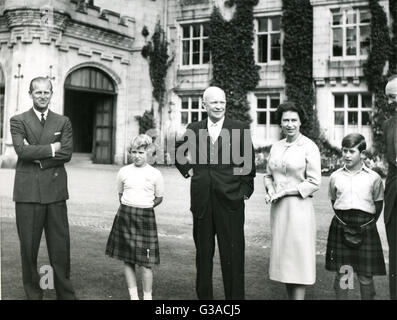 Präsident der USA, Dwight D. Eisenhower steht außen Balmoral Castle mit Mitgliedern der britischen königlichen Familie. Von links nach rechts: Prinz Philip, Prinzessin Anne; Der Präsident; Queen Elizabeth; und Prinz Charles. Der Präsident besuchte England für obere Ebene Gespräche mit britischen Premierminister Harold Macmillan. Stockfoto