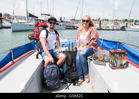 Festival-Besucher kommen auf dem Isle Of Wight Festival im Seaclose Park, Newport, Isle Of Wight. Stockfoto