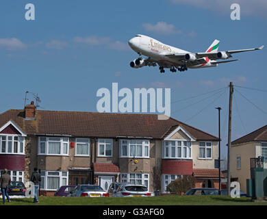 Gemeinsame TNT Airways und Emarites SkyCargo Boeing 747-4HAERF Frachtführer Annäherung an London Heathrow. SCO 10.400. Stockfoto