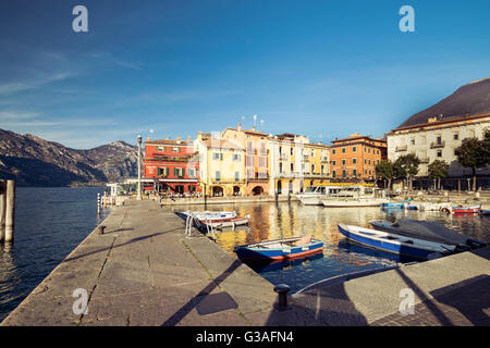 Malcesine, Italien - 18. Januar 2016: Malcesine ist eine kleine Stadt am Gardasee (Italien). Schöne und malerische nennt man "den p Stockfoto